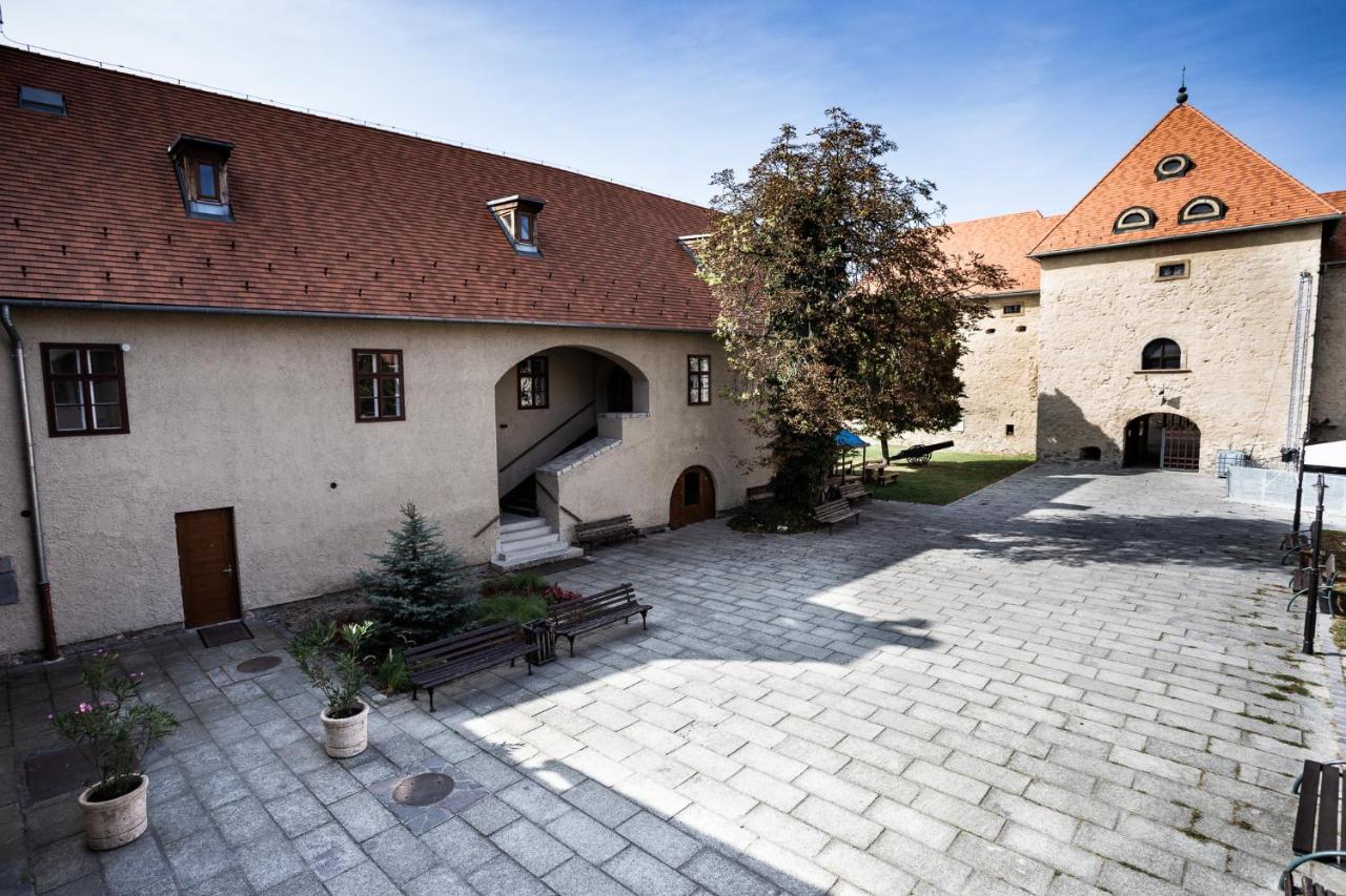 Huszarvar Hotel Kastelyszallo セレンチュ エクステリア 写真