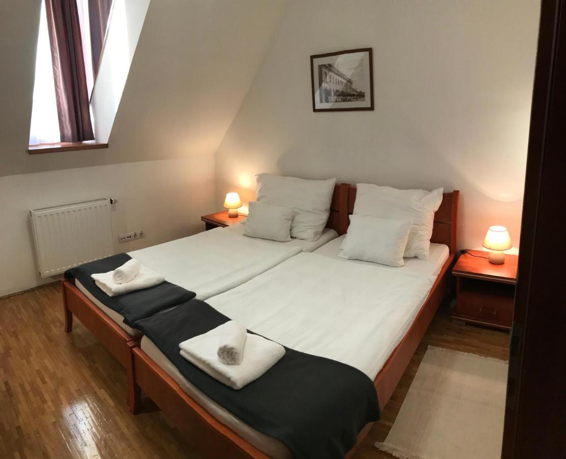 Huszarvar Hotel Kastelyszallo セレンチュ エクステリア 写真