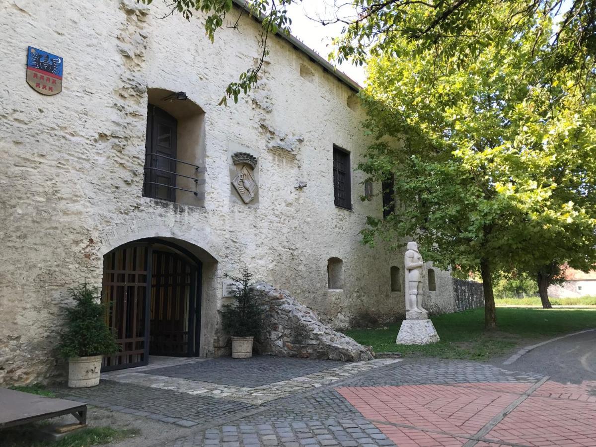 Huszarvar Hotel Kastelyszallo セレンチュ エクステリア 写真